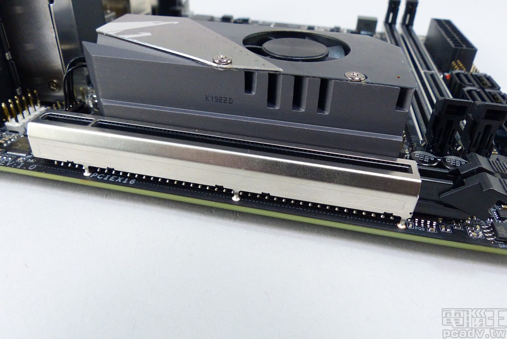 ▲ PCIe x16 插槽額外加上金屬層，並焊入電路板加強抗拉扯能力。