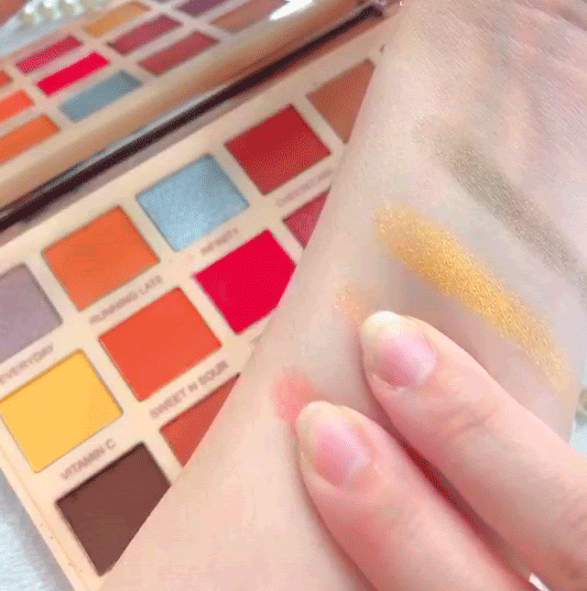 C:UsersS3-56Desktop(LOOK)英國 Makeup Revolution~Soph聯名款18色眼影盤(18x0.03oz／0.8g)動圖2.gif