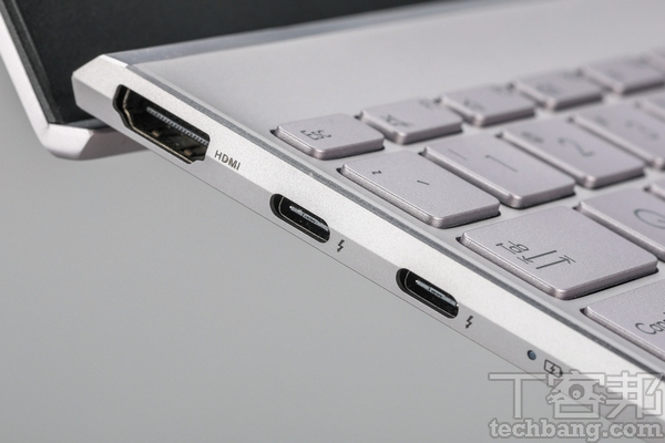 Thunderbolt 3 機身左側有兩組 Thunderbolt 3，除了外接裝置外，也做為充電埠使用。