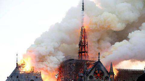  Puncak Menara Katedral Notre Dame Runtuh