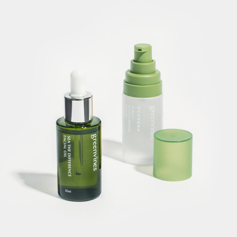 為夏日悶熱天氣所準備的輕盈組合。以僅有 12 種成分、專注將保濕做到極致的精華液，搭配 UrCosme (@cosme TAIWAN) 網友評鑑美妝賞 2019 精華油第三名－綠色海洋精華油，充分保濕同時給予肌膚緊緻明亮。