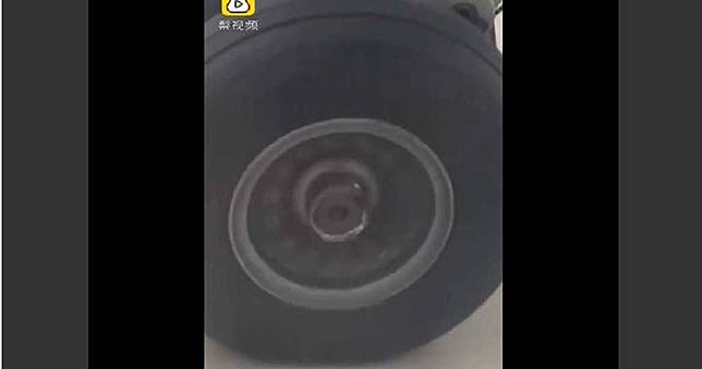 飛機「冒火光」下秒噴裝　乘客淡定拿穩手機全都錄