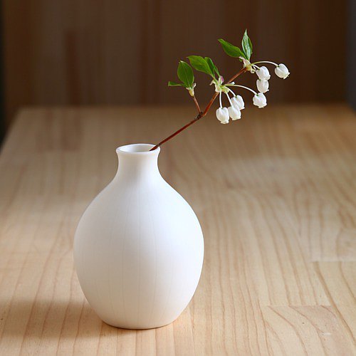 圓形花瓶，柔和，優雅的白色。 我嘗試了Toudan杜鵑花。 在用rokuro模製的每個模具上均鑲嵌有垂直條紋，並使用啞光釉賦予其濕潤的質感。 它的設計簡單，可與任何花朵搭配使用，其大小易於放置在入口，