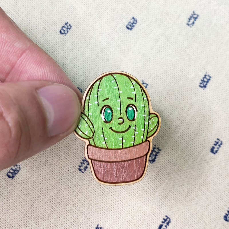 手作的木頭胸章， 不管是別在衣服、背包或者帆布袋， 都能增加滿滿的元氣與活力喔！