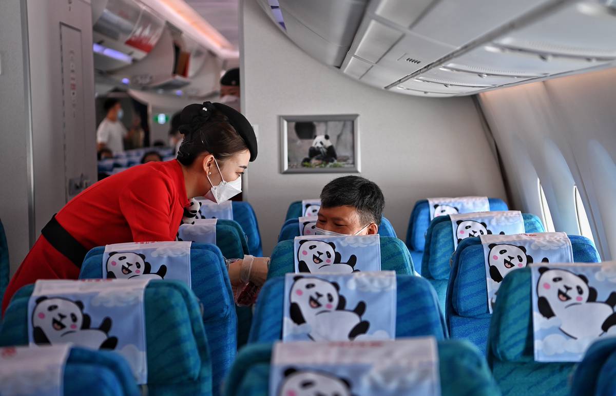 Самолет Китай. Китайцы в самолете. Самолеты китайских авиалиний. Sichuan Airlines самолет внутри.