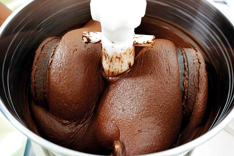 製可可膏：經數天烘烤、脫殼、破碎、研磨成膏狀，加糖、入模定型。（圖／TC巧鋪）