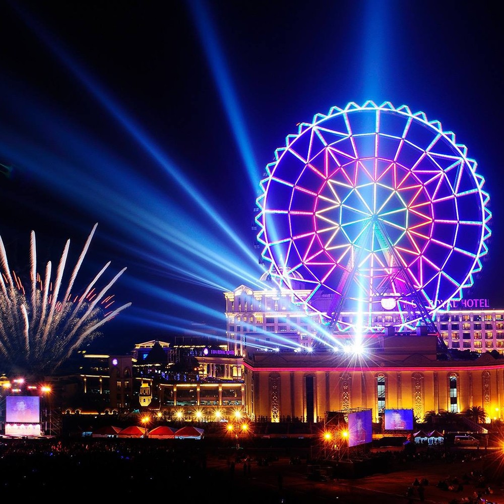 請盡量平日前往使用。◎營業時間請依照現場規定。請持本券至票亭換票入園。高雄義大遊樂世界，是台灣唯一希臘情境主題樂園，共分三大區域，由高空輕軌列車貫穿全區，47項遊樂設施為全台之最，徜徉在古希臘神話與現