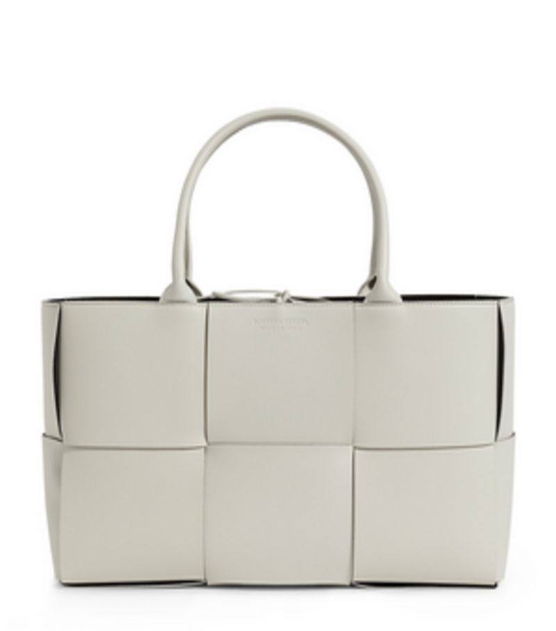 Demonstrating its artisanal expertise, Bottega Veneta continues to capture the eyes and hearts of fashion mavens with the Arco Tote Bag. Reflecting the Houses timeless sophistication, this exquisite twin top-handle profile is instantly recognisable thanks to the signature Intreccio weave design, updated here in Maxi technique.