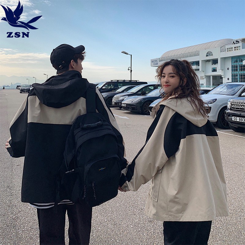 ZSN尊尚鳥服飾 憑藉著自身設計能力和工廠實力一直以來深受大家的喜愛。ZSN尊尚鳥品牌的創始初衷就是“把人情味帶到自己做的衣服中去，讓每一個認識ZSN尊尚鳥的你都有感動和收穫。”“尊尚鳥”並不是一個人