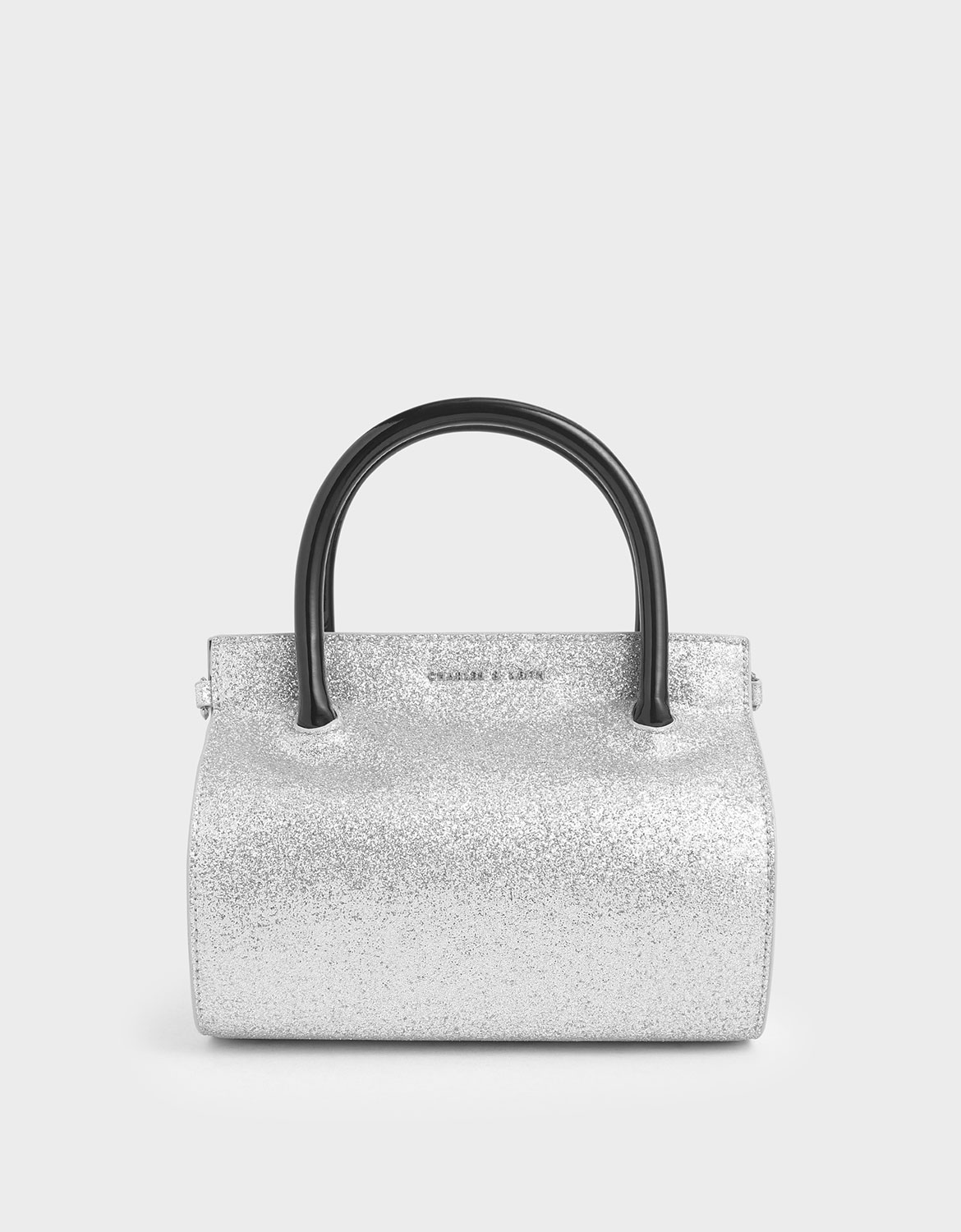 高調的銀色金蔥傳達著歡樂氛圍，適時為穿搭增添閃亮元素，打造耳目一新的活力造型。