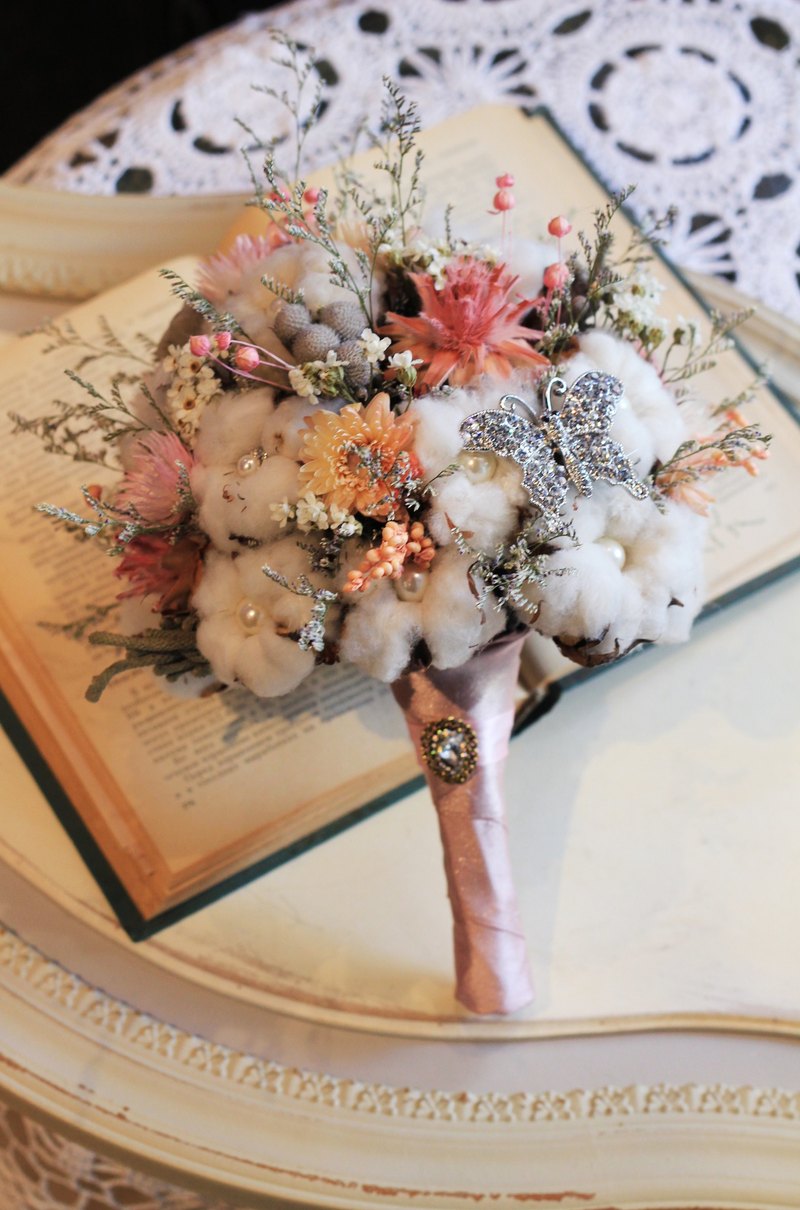 ● 材料：珍珠、進口乾燥花、緞帶、施華洛世奇水鑽飾品 (飾品依庫存更動款式，部分小配花會依當令季節材料稍作調整) ● 尺寸：高度25cm，直徑20cm 