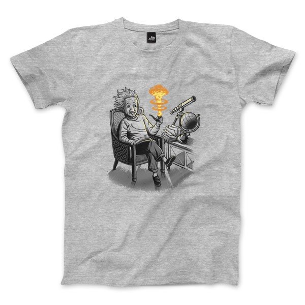 小男孩（Little Boy）是第二次世界大戰時，美國在日本廣島投擲的首枚原子彈的代號，這顆核彈名稱也顯得格外諷刺，就像小男孩手裡操弄著大玩具，不成熟的玩法造成極大的傷害，如同愛因斯坦經典吐舌頭照片一