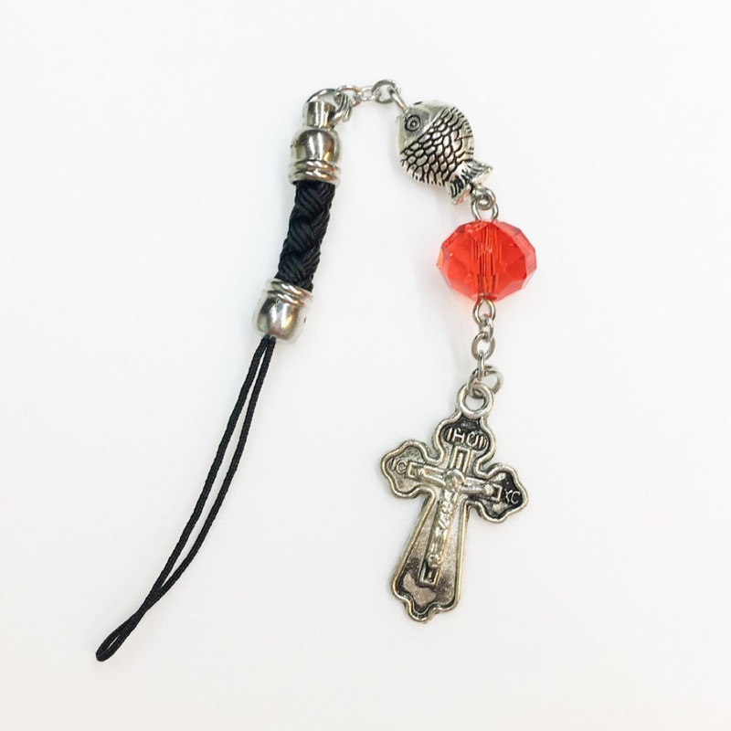 我們經常看到有些基督徒也會在車子後面的行李箱蓋上，鑲著一隻魚作記號，表明他是基督徒。這「魚」用來表明「耶穌是基督，是上帝的兒子，是我們的救主」。初代教會迫害頻繁，許多基督徒被抓。因此，他們就用「魚」作