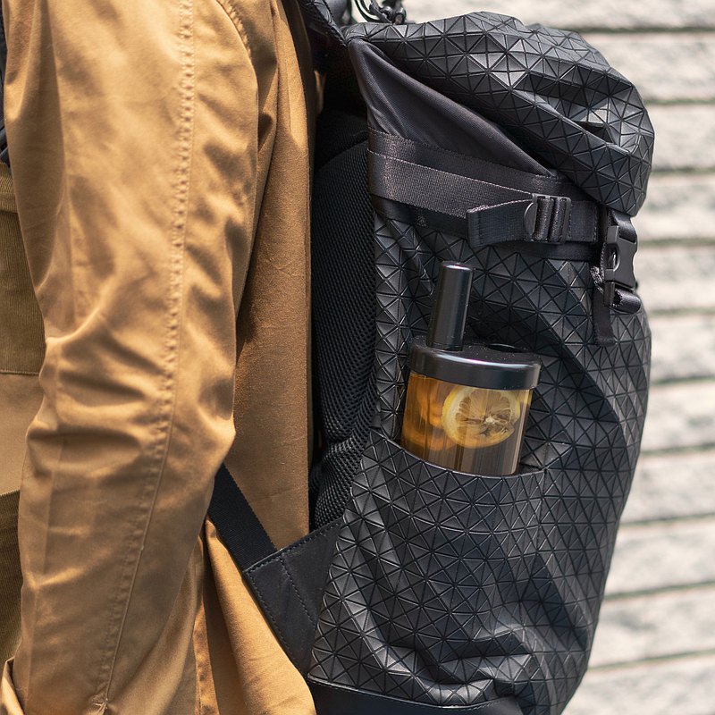 - 嘖嘖募資突破2000萬 - 170克輕巧杯體，700cc大容量 - 透明 Tritan 吸管，粗細任你選擇 - 100% 防漏，倒著放也不擔心 - 輕鬆清洗，污漬、氣味不殘留 - 高透明度杯身，刻