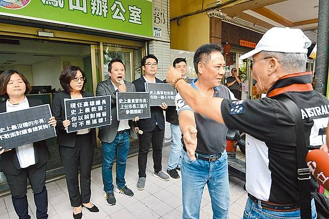 民進黨議員批5恥市長 險爆衝突