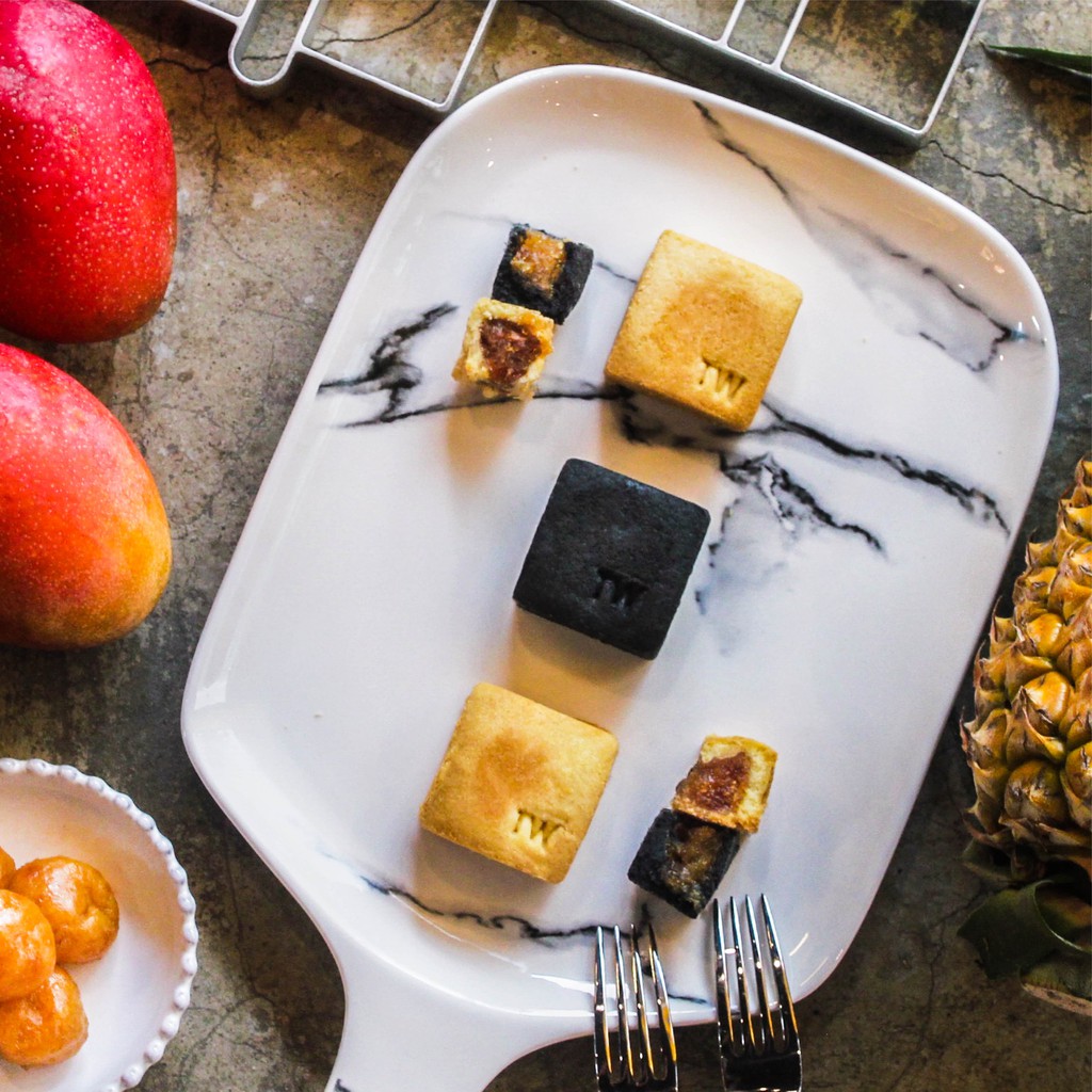 使用嘉義民雄栽種的17號金鑽鳳梨，熱帶季風氣候，非常適合鳳梨生長。我們也確保他們有無毒履歷，這樣大家才能吃的安心！組合 A｜原味 + 竹炭組合 B｜原味 + 芒果組合 C｜原味 + 抹茶-------