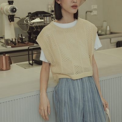 QUEENSHOP 簡約菱格鏤空短版針織背心 兩色售 現+預【01012844】