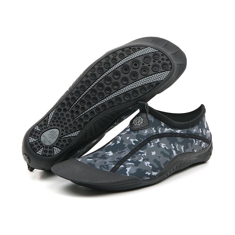 鞋底章魚吸盤設計，防滑效果絕佳，上岸排水迅速，水上陸上都能穩穩站立 特殊鞋頭設計，減少游泳時水中阻力，彷彿蛙鞋般能輕鬆踢水前進 彷彿赤足的輕盈舒適！超輕量速乾面料，上岸迅速乾燥，彈力十足 產品介紹 無