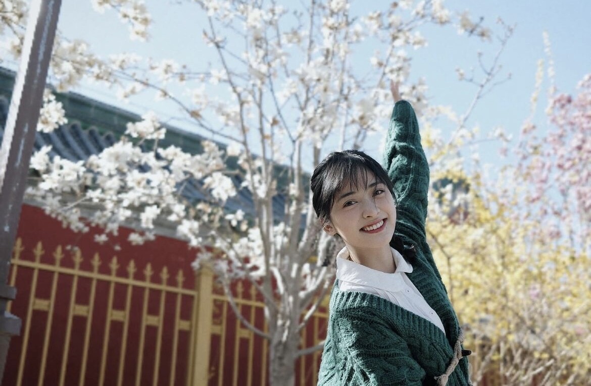 「沈月」的元氣少女感拍照教學：跟著沈月拍出自然又上鏡的美照！