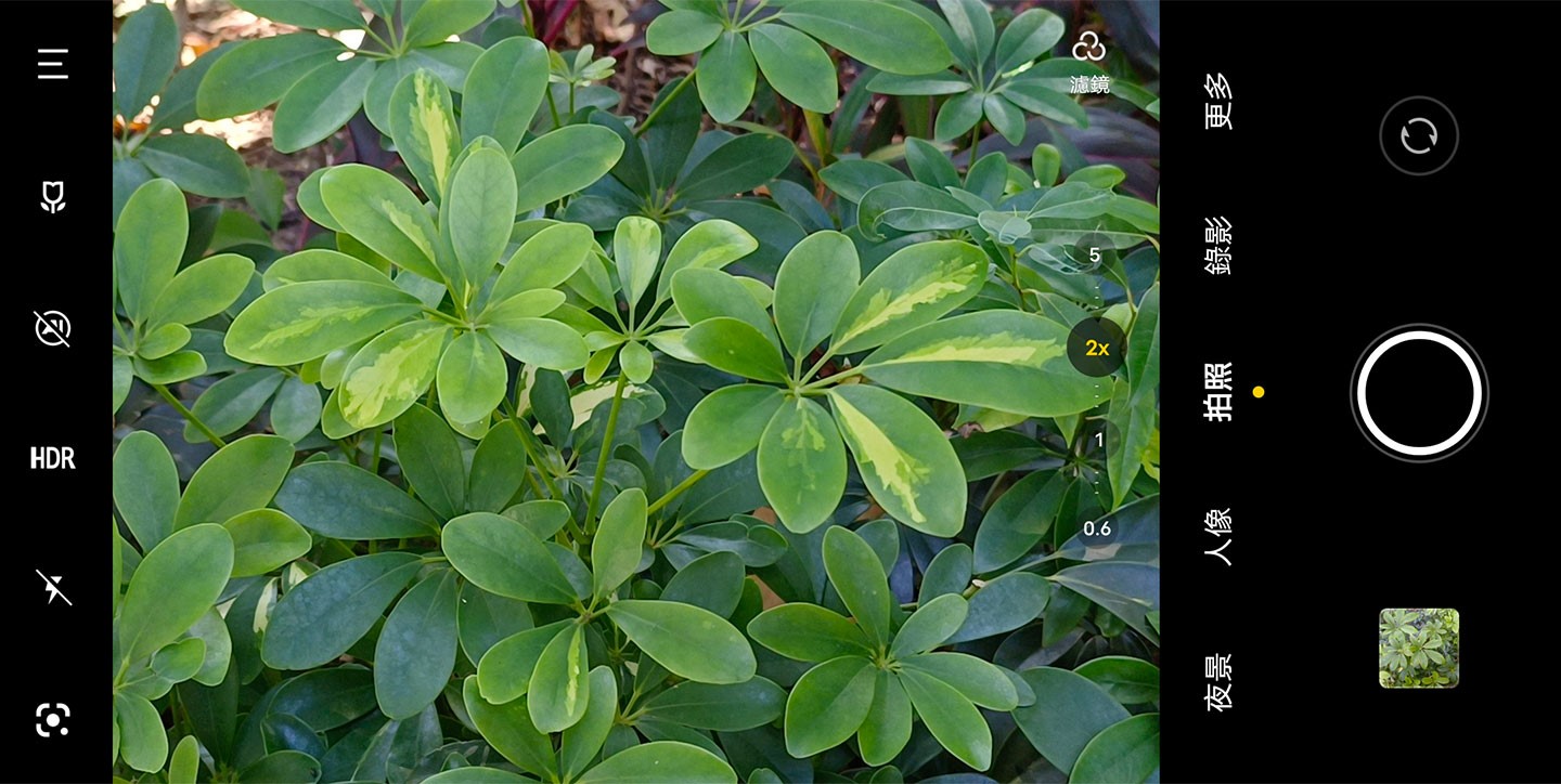 相機介面主要區分為左右兩側，左側為功能設定選單與功能開關，右側則為模式切換、變焦切換、濾鏡與快門…等主要功能。