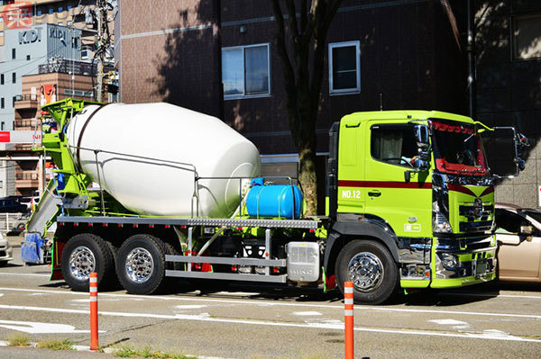 ミキサー車 なぜグルグル回ってる 高速毎分13回転も可能