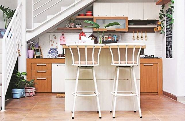 Manfaatkan Area Tak Terpakai Desain Dapur Bawah Tangga Manfaatkan Area Tak Terpakai Desain Dapur Bawah Tangga