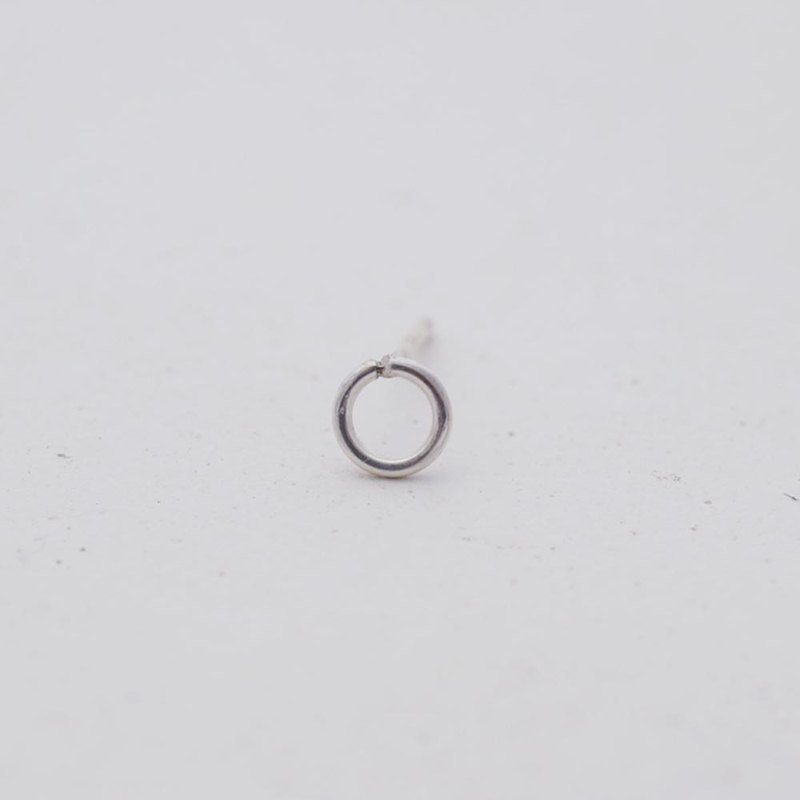 Elina的最新簡約珠寶系列 以簡約、俐落為設計理念 其低調細緻的簡約風格適合搭配每日造型