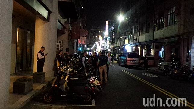 警方在高雄永樂街圍捕嫌犯。記者林保光／攝影