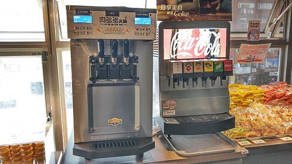 【台北美食】肉多多火鍋古亭旗艦店-最低不到400元蔬菜、副餐、冰淇淋無限量吃到飽！壽星送肉蛋糕！