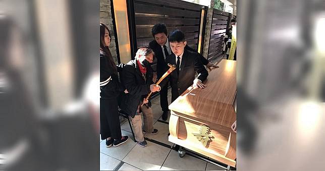 【邪教直銷5】 癌女信任直銷延誤治療病逝　白髮嬤悲痛杖棺