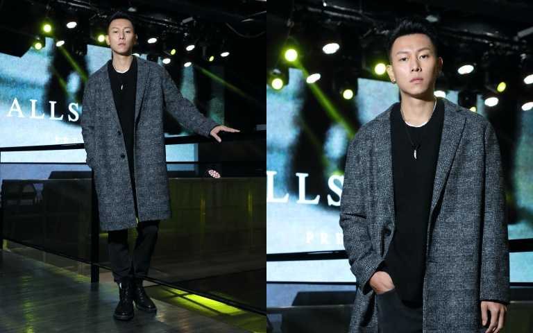 AllSaints Remmington黑灰格紋大衣／21400元、Rift Saints黑色Logo印花毛衣／8400元 （圖／品牌提供）