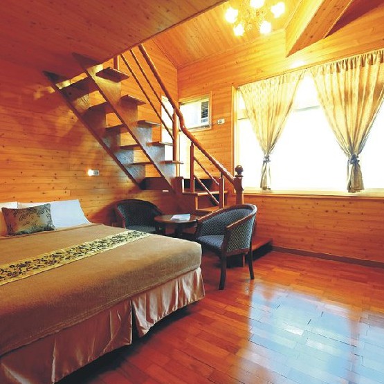 ▲簡介：擁有好山好水好風光，可以遠眺神秘的龜山島及整片燦爛的蘭陽平原，可以近賞別墅內的花草樹木，聽聽鄉間的蟲聲蛙鳴，更可以看看群鳥飛翔秀…或坐在前庭的棧台上, 輕餟一杯咖啡 ; 或走在後院的步道上,發