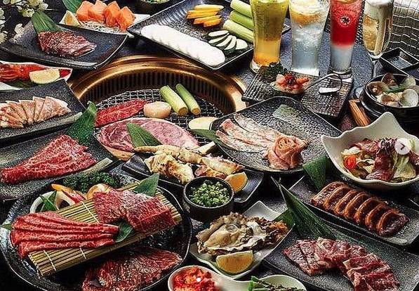   Image Caption :  Image Link To :  No margin  Use original image (Image size less than 50KB, width at least 644px)  (Image size < 20MB, resolution < 10000x10000, width at least 644px)  Video Caption :  Embed URL or upload video:  (Video size less than 10G)  Embed Instagram/Twitter/Facebook/Tiktok post:  疫情降二級陸陸續續開放內用啦，編輯最想念的一樣內用美食絕非「烤肉」莫屬了，雖然在家也可以叫到各家店的烤肉便當、或是外帶回家烤等等選擇，但就是少了一味的感覺呢！今天就幫大家整理了12間高雄必吃烤肉，無論是韓式、日式、吃到飽通通有，今年中秋節該有的儀式感也不能缺少吧！  高雄烤肉店推薦：好好吃肉韓式烤肉吃到飽  這間主打韓式烤肉吃到飽，平日中午僅$229就可以吃到飽，假日也只要$339，肉類的品項很多樣，熟食區還有很多炸物、咖哩、拌飯等等可以選擇，覺得吃烤肉太膩，一旁還可以煮火鍋，整體來說CP值超級高，是許多學生們聚餐的首選之一，建議提早一個星期前訂位，才不會等太久哦！ 圖片來源：IG @hao.hao.chi.rou_bbq 圖片來源：IG @hao.hao.chi.rou_bbq  高雄烤肉店推薦：路易奇火力會社  由日本料理冠軍武俊傑主廚開設，是以日本A5和牛為主打燒肉店，木製的裝潢充斥著日本風格，有別於台北店的單點模式，路易奇火力會社專為高雄的朋友們推出超值的套餐，還可以選擇自己烤的「挑戰價」或是專人服務代烤的「原價」，對自己烤功有信心的半價就能享受到，最特別的是它們的配料竟然是松露、手炒蒜鹽、昆布鹽，每一種都可無限續加，簡直超級誇張，絕對是要吃爆的吧！ 圖片來源：IG @luigi.wagyu 圖片來源：IG @luigi.wagyu 圖片來源：IG @ 圖片來源：IG @luigi.wagyu  高雄烤肉店推薦：咚豬咚豬韓國烤肉吃到飽  韓式烤肉吃到飽，平日中午$299吃到飽、假日晚餐時段$329吃到飽，採自助式的模式，可以自己夾取自己喜歡的菜色，選擇超多，應有盡有，選擇障礙的人恐怕會傻在自助區一陣子吧，醃漬的韓式口味五花肉包上生菜，清爽好吃又解膩，超高CP值很適合學生或家庭來聚餐！ 圖片來源：IG @dongju3457708 圖片來源：IG @dongju3457708  高雄烤肉店推薦：迷霧精緻燒肉  位於左營的一間單點式燒肉，老闆在食材上很講究，各種部位都非常仔細嚴選，只為給顧客吃到最好的，調味也只有簡單的鹽、胡椒等等，就可以帶出肉的好鮮美，招牌的木盒搭配上乾冰，開蓋時讓人瞬間置身在迷霧之中，完美的呼應了店名，根本是視覺與味覺上的雙廚享受啊。mist_2014