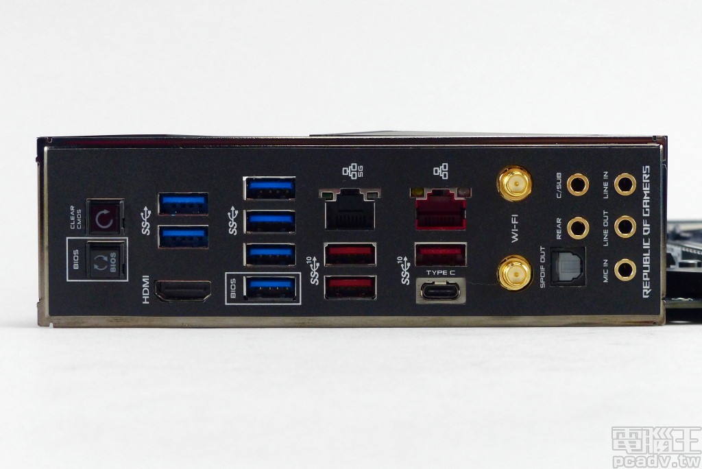 主機板背板 I/O 預先裝設擋板，連接埠包含 Clear CMOS 與 BIOS Flashback 按鈕、1 個 HDMI 1.4b、6 個 USB 3.1 Gen1、3 個 USB 3.1 Gen2、1 個 USB 3.1 Gen 2 Type-C、1 個 1Gbps 和 1 個 5Gbps RJ45 網路埠、2 個無線網路 RP-SMA 天線連接埠、1 個 TOSLINK 光纖音效輸出和 5 個 3.5mm 類比音效輸出∕輸入