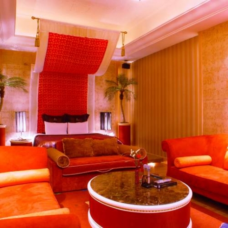 46 吋full HD液晶電視、DVD、VOD數位隨選、快捷寬頻網路、浪漫情趣用品、薰香 SPA 蒸氣浴、幻彩氣泡水流按摩浴缸、獨立空調新鮮空氣循環替代 、全館空氣循環 O3 清靜機、浴室專屬 TV 