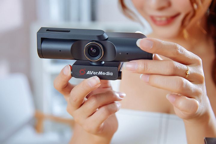 PW513 外殼大部分是採用金屬以幫助散熱，有一定的重量，因此也比較不易晃動。