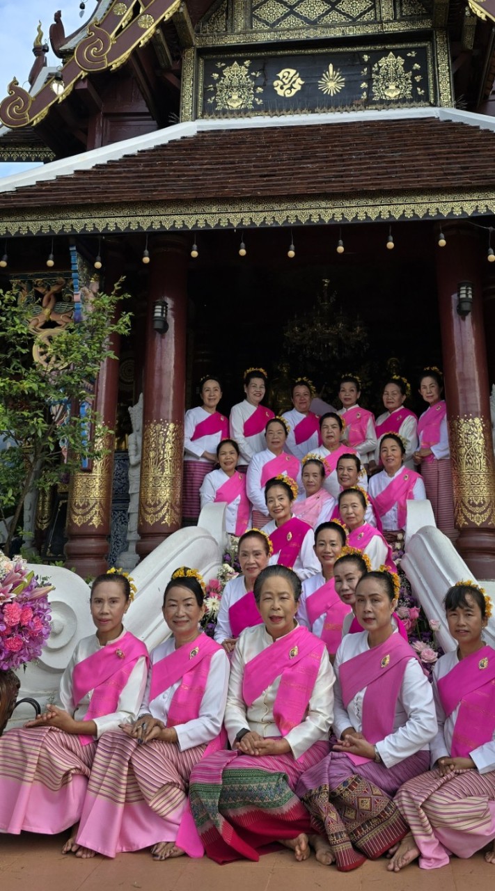 กลุ่มฟ้อนเล็บสตรีล้านนาครูบัว