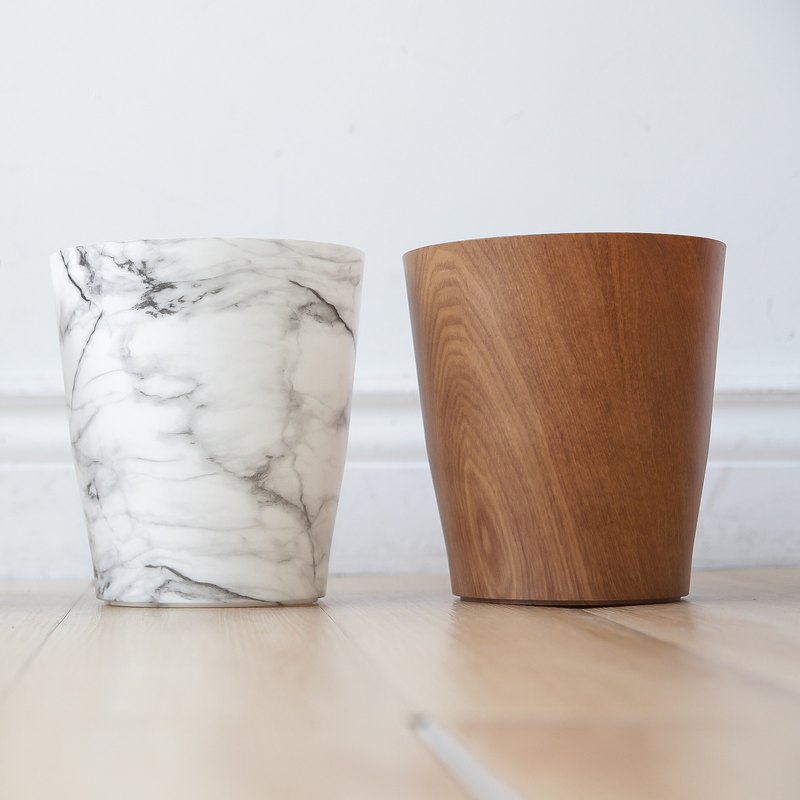 此為5L 小號垃圾桶 木紋的色系，一體成型而製不易變形， 整體光滑，大口徑，垃圾隨手扔不掉出， 裝飾生活的每一個角落、分類垃圾、告別髒亂。 可擺放客廳、臥室讓空間上有質感， 不像市面上傳統的色款，尺寸