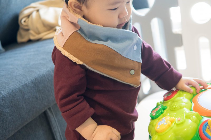 以日本或韓國進口布料搭配羊羔絨設計的小孩脖圍，實際大人也戴的上，是款從嫩嬰到小學生都可使用的脖圍，不僅CP值高、使用期限長，也可在每年寒流來襲之際，溫暖你家寶貝的身軀。