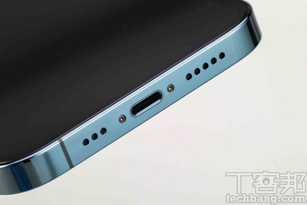 立體聲揚聲器機身底部除Lightning埠外，兩旁為麥克風與立體聲揚聲器。