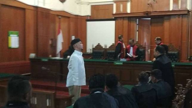 Ahmad Dhani di Pengadilan Negeri Surabaya, Jawa Timur.