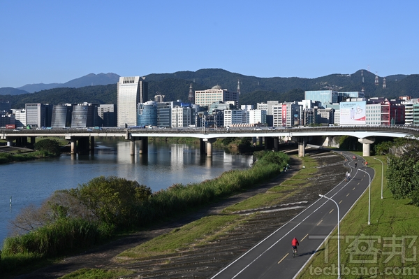 風景實拍 （焦距：47mm 快門：1/1000秒 光圈：f/8 感光度：ISO 320 模式：A）