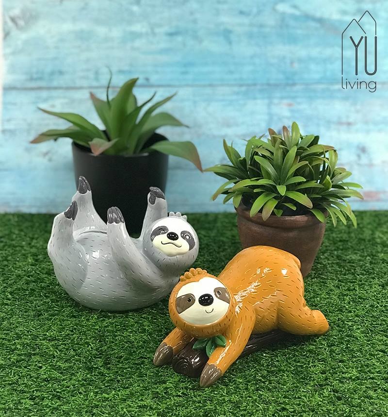樹懶或許很慢但是牠們不笨~ 手長長腳長長的樹懶和活潑的色彩 將產品注入快樂療癒元素 不但能裝飾您的家居空間視覺和觸覺上都有一種暖暖的感覺 連看起來都讓人是心情愉快懶懶地擁抱著錢財不漏財是慵懶樹懶的主要