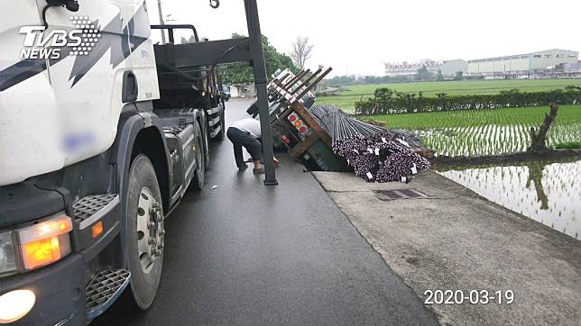 拖板車開水溝蓋上秒翻車　鋼筋全掉進田