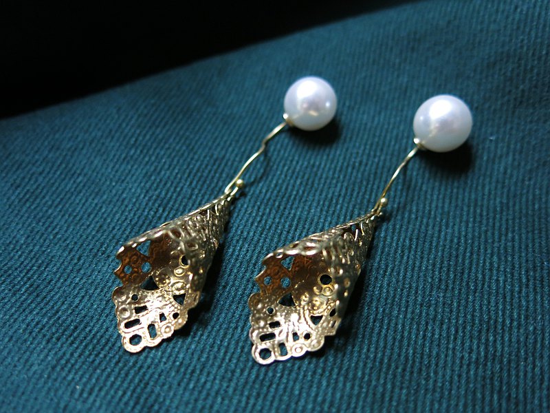 材質：黃銅，珍珠（人造） 為穿耳式耳環，從耳洞後方穿入珍珠扣上。