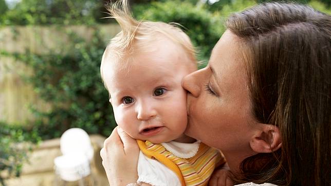 Hati-hati, Mencium Bayi Sembarangan Bisa Tularkan 13 Penyakit Ini