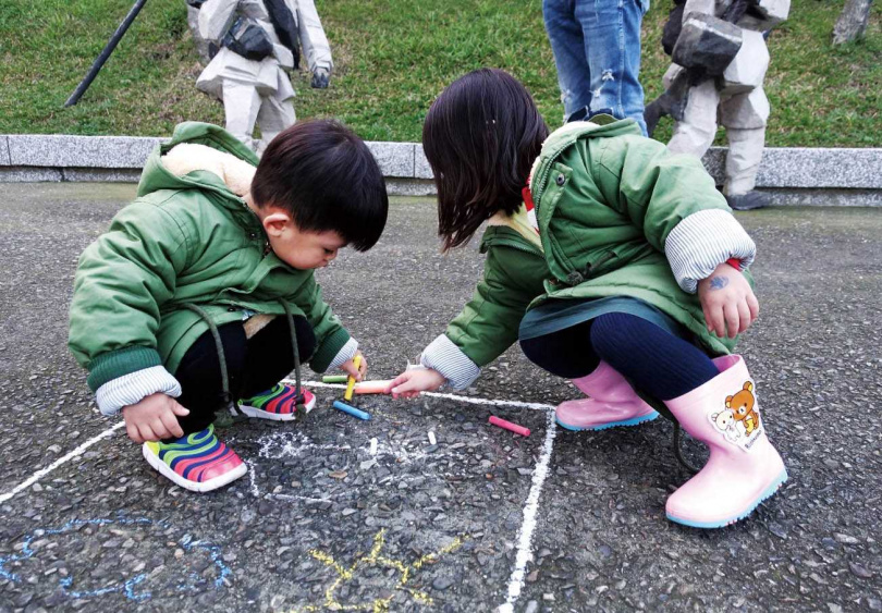 孩子們在「朱銘美術館」戶外園區規劃的地面方框作畫，玩得不亦樂乎。（圖／朱銘美術館提供）