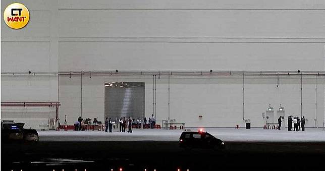 華航包機「女乘客體溫過高」！一家三口被請下機　21:43起飛