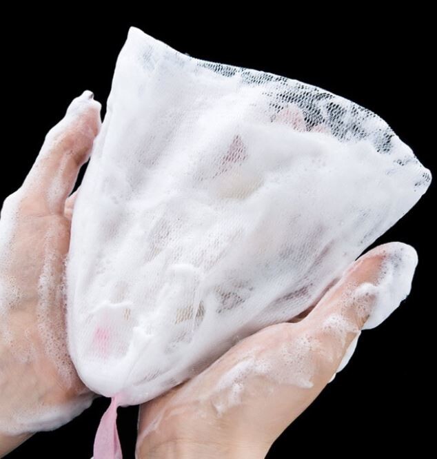 泡沫細緻~勘比鄧紫棋泡沫細緻歌聲 輕輕一搓，產生豐富細膩的泡泡 溫和地將肌膚上的髒汙清除 也可裝入香皂，掛在洗手台 適用手工皂、洗面乳、沐浴乳等 使用方式： 1.用溫水輕輕的沾濕起泡網，取適量洗面乳於