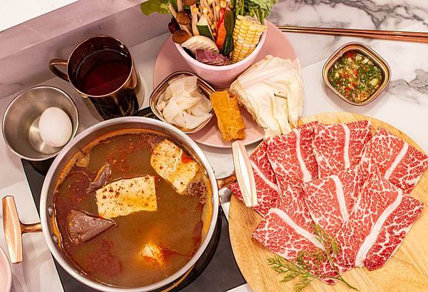【台中美食】咾鍋風味鍋物-網美神級火鍋店，可愛的小熊火鍋，多樣變化的炙燒料理服務及化妝品甜點！
